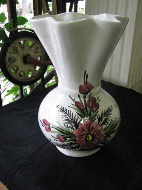 A PRETTY FLUTED RIM VASE WITH FLORAL DECORATION @ CRRAAZY R1 START