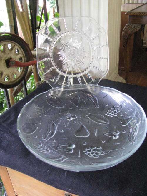 2 VINTAGE GLASS ITEMS... A LARGE GLASS FRUIT BOWL AND GLASS CAKE PLATTER@CRRRAAZZY R1 START