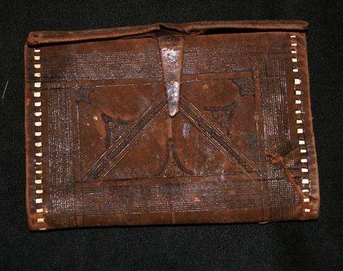 MAGNIFICENT ANTIQUE PRESSED LEATHER WALLET @@@ CRAAZZYYY R1 START