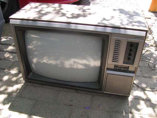 A VINTAGE 1970's-80'S COLOUR TV IN WORKING ORDER ...COLLECTABLE !!!!!@CRRRAAAZY R1 START