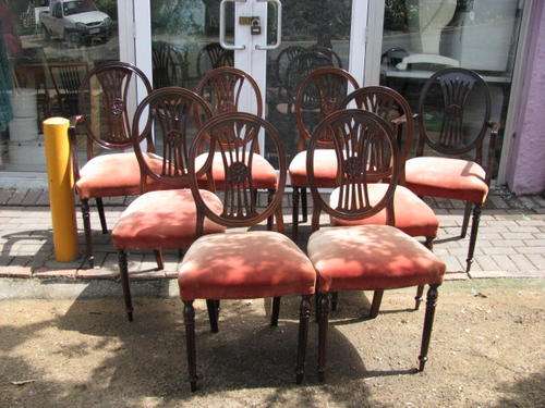 A SET OF 8 MAHOGANY CHAIRS/ 2 CARVERS AND 6 CHAIRS......STRUCTURALLY SOUND AND STURDY