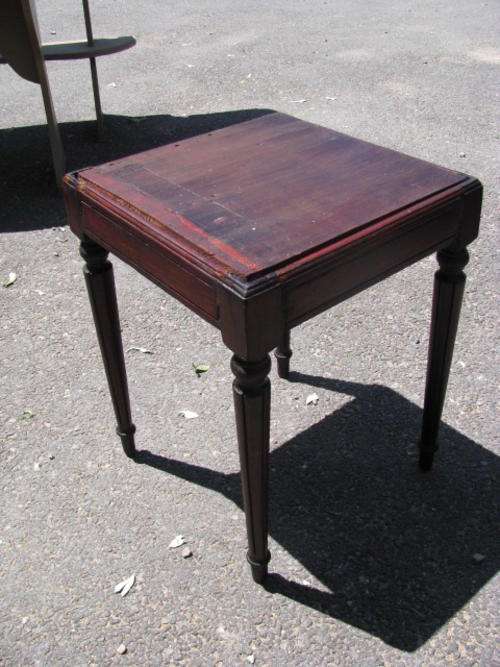 A VINTAGE SIDE TABLE WITH TURNED LEGS @CRAZY R1 START