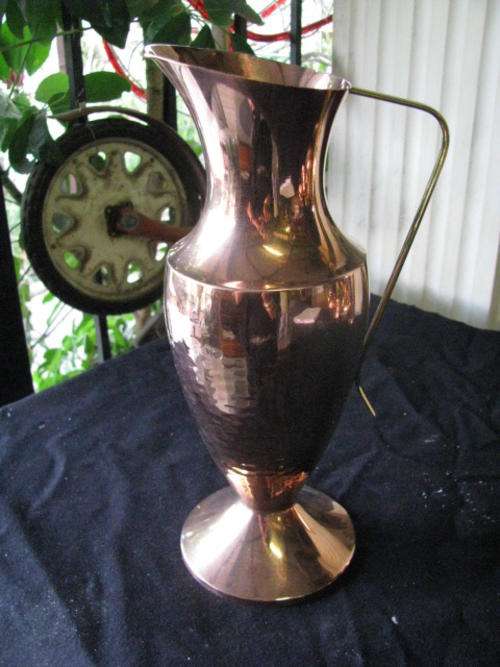 A RETRO 1950'S-60'S TALL COPPER JUG WITH BRASS HANDLE @ CRRAAAZZY R1 START