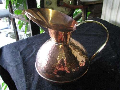 A RETRO 1950'S-60'S BEATEN COPPER JUG WITH BRASS HANDLE @ CRRAAAZZY R1 START