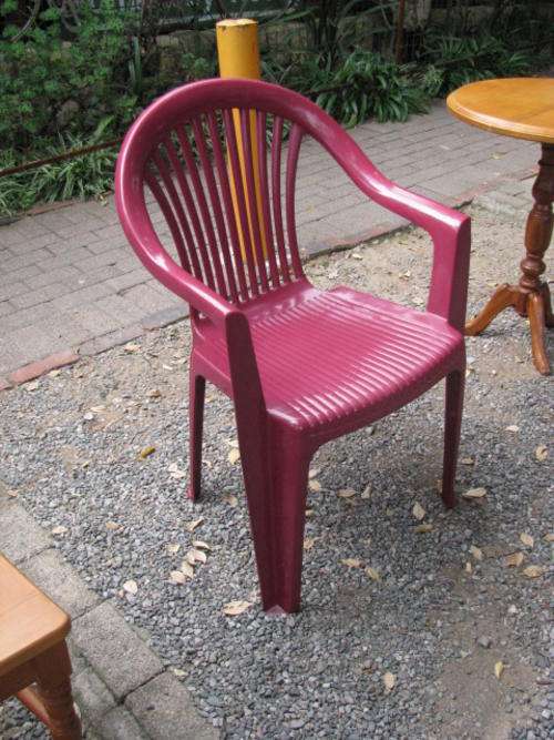 A 1970'S PINK PLASTIC  CHAIR @CRRAAZZZY R1 START
