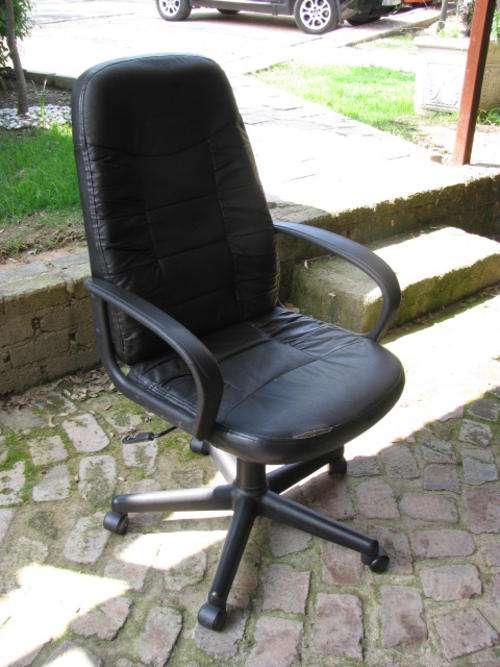 HIGHBACK BLACK LEATHERETTE OFFICE CHAIR WITH ARMS  @CRRAAAZY R1 START