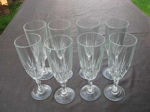 A LOVELY VINTAGE SET OF 8 WINE GLASSES..BID FOR ALL AS ONE LOT   @CRAZY R1 START