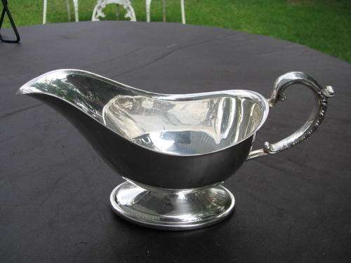 A BEAUTIFUL, STYLISH GRAVY OR SAUCE BOAT WITH ORNATE HANDLE @CRAZY R1 START