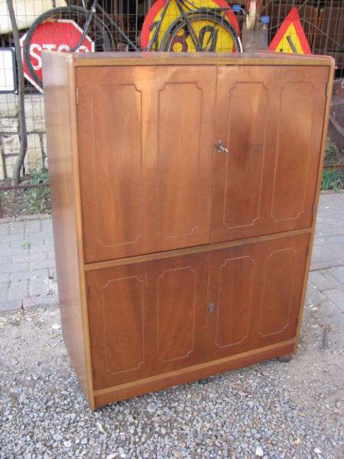 A RETRO 1970'S 4 DOOR TV CABINET IN GOOD CONDITION..GREAT FOR SMALL SPACES & STORAGE @CRAZY R1 START