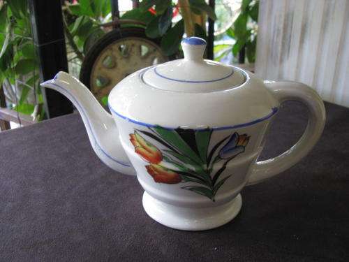 A VINTAGE PORCELAIN TEAPOT IN LOVELY CONDITION @CRAZY R1 START