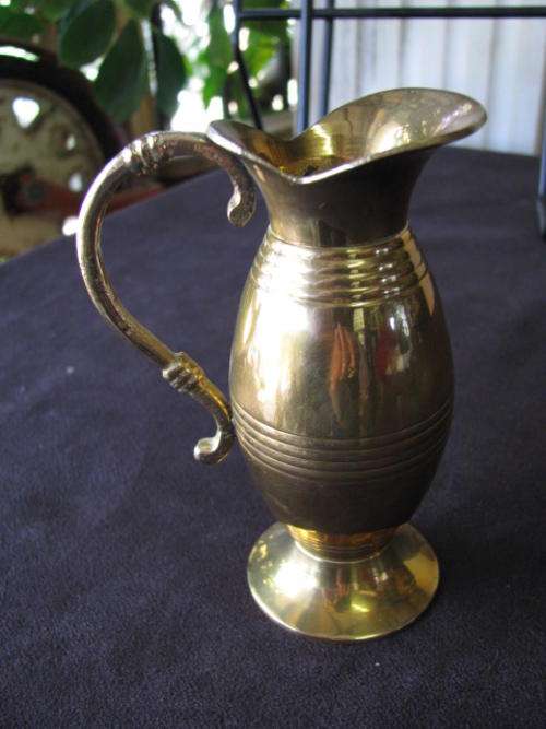A LOVELY VINTAGE SOLID BRASS JUG WITH LOVELY DETAIL  @@@ CRAZY LOW START