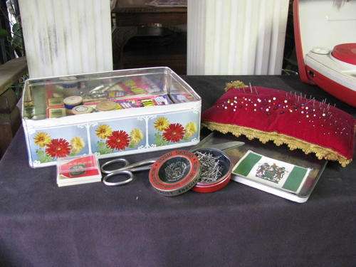 A LOVELY OLD TIN FULL OF SEWING PARAPHERNALIA @@@ CRAZY LOW START