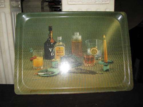 A GORGEOUS VINTAGE TRAY FOR YOUR BAR WITH VAT69 AND BAR PARAPHERNALIA PICTURE@CRAZY R1 START
