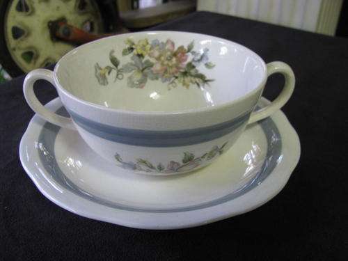 A RETRO VINTAGE DUCAL WARE, ENGLAND 2 HANDLED SOUP CUP ON PLATE  @CRAZY R1 START
