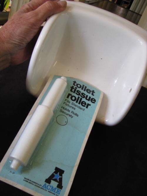 A VINTAGE PORCELAIN TOILET ROLL HOLDER (NUMBER 3 ) @ CRAZY R1 START
