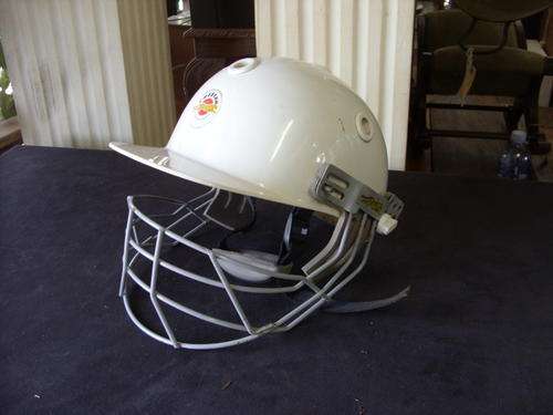 POLYCARBONATE CRICKET HELMET WITH GRILL SIZE M  @@@ CRAAZZZYYY R1 START