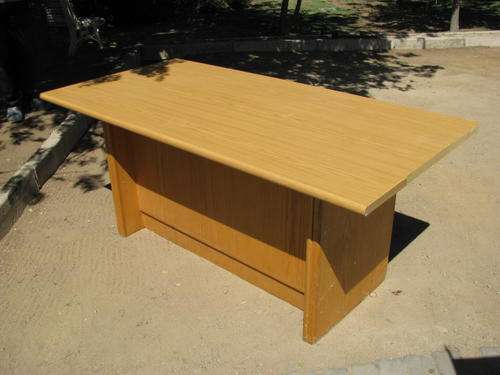 A FUNCTIONAL DESK FOR YOUR STUDY OR OFFICE IN EXCELLENT CONDITION @CRAZY R1 START