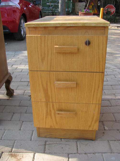 AN OAK 3 DRAWER FILING OR STORAGE CABINET / PEDESTAL WITH KEY TO LOCK @ CRAZY R1 START