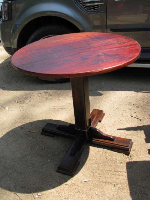 A ROUND TABLE ON CENTRAL COLUMN.... GREAT FOR THE ENTRANCE HALL @ CRAZY R1 START