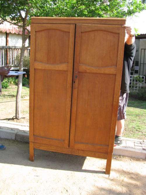 A VINTAGE 2 DOOR TEAK WARDROBE WITH HANGING AND STORAGE SPACE