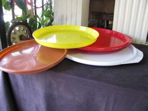 A JOBLOT OF 4 ROUND TRAYS  @ CRAZY R1 START