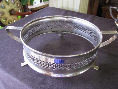 A ROUND PIERCED HOLDER FOR HOT CASSEROLE DISH (NUMBER 6) @CRAZY R1 START