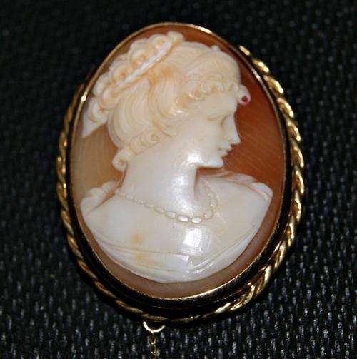 STUNNING VINTAGE 9ct GOLD CAMEO BROOCH WITH SAFETY CHAIN @@@ CRAZY R1 START