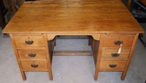 A VINTAGE TEAK 6 DRAWER DESK WITH PULLOUT SIDE INSERTS