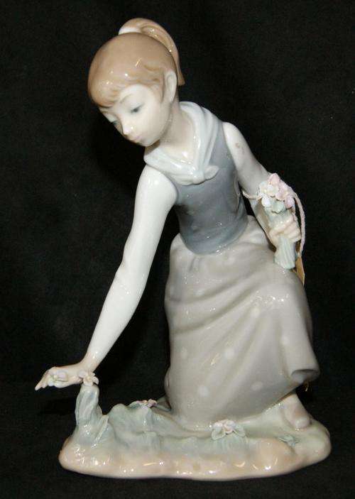 Lladro China Figurine 'Girl Gathering Flowers Picking' #1172