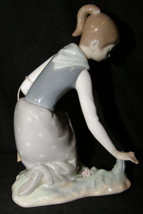 Lladro China Figurine 'Girl Gathering Flowers Picking' #1172 