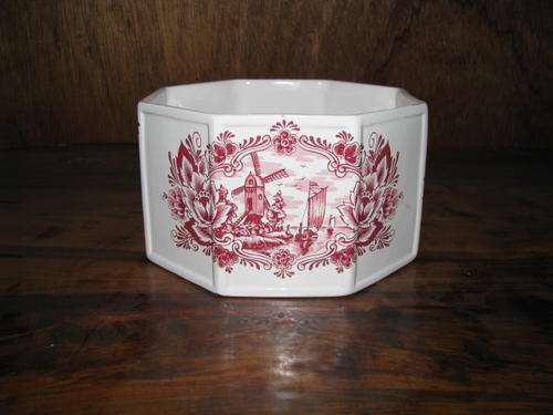 A DELFT HOLLAND PIMK AND WHITE  BOWL WITH BEAUTIFUL PATTERN.... DE KRUIK