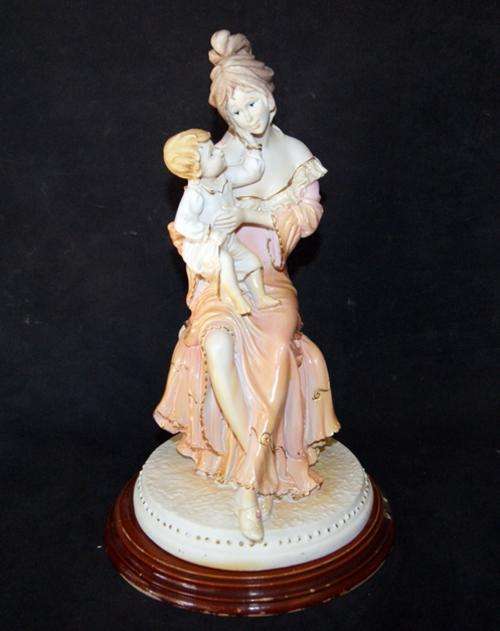 STUNNING HIGHLY COLLECTIBLE MARFINITE TULIPA BRANCA FIGURE OF LADY AND CHILD @@@ CRAZZZY R1 START