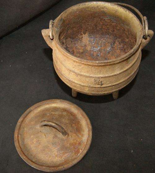 Vintage Cast Iron 3 Leg Potjie Pot with Lid