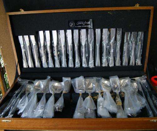 Vintage Table Pride Fine 18/8 Stainless Steel 124 Piece Cutlery Set + Canteen