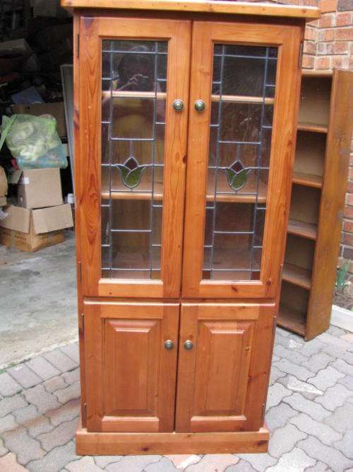 A STUNNING LEADLIGHT 4 DOOR OREGON BOOKCASE...LOADS OF STORAGE