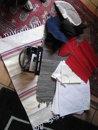 A JOBLOT OF ITEMS.... CARPETS, PLACEMATS, TRAIL TECH ITEM AND BLOW UP NECK SUPPORT