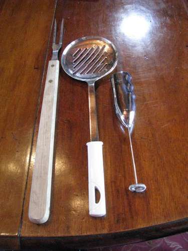 A JOBLOT OF KITCHEN ITEMS..INCLUDING A MILK FOAMER