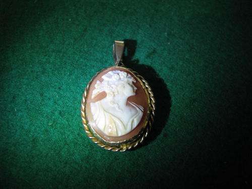 9ct GOLD CAMEO BROOCH / PENDANT