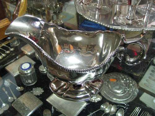 BEAUTIFUL GRAVY BOAT..........STYLISH
