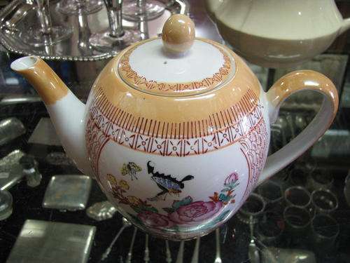 PRETTY CHINESE TEAPOT....