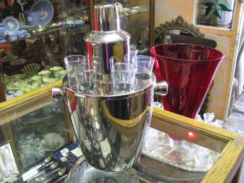 THIS IS AN ICE BUCKET..... COCKTAIL MIXER.... & SHOT GLASSES  CRAAAAZZZY R1 START
