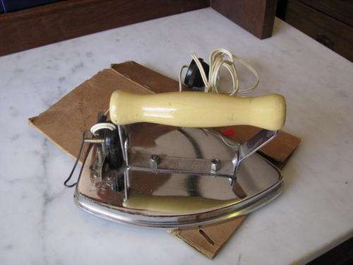 *** VERY OLD TRAVELLING IRON....MADE IN ENGLAND ***