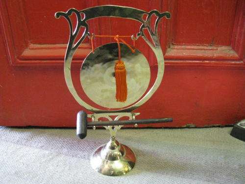 *** VERY VERY LARGE STUNNING BRASS GONG........ lovely sound ***