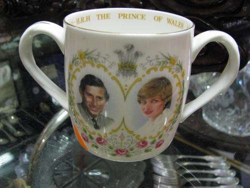 A BEAUTIFUL CROWN STAFFORDSHIRE LOVING CUP TO CELEBRATE THE MARRIAGE OF DI TO CHARLES