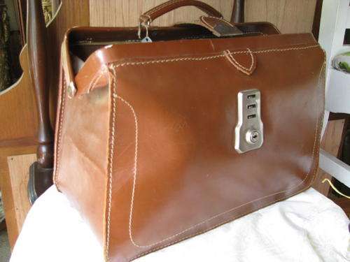 A STUNNING VINTAGE LEATHER BAG IN IMPECCABLE CONDITION.... NEVER USED  @@@CRAAAAZZZY R1 START