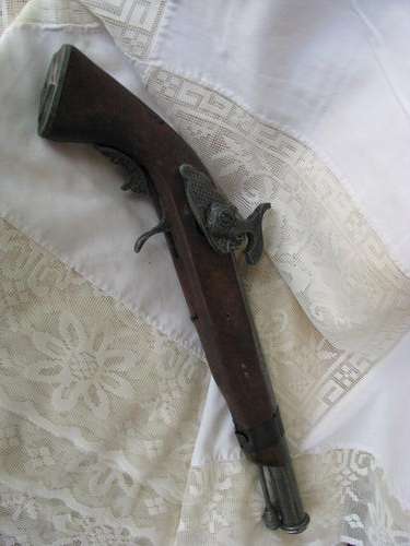 A VINTAGE  DISPLAY  GUN  (1)....SLIGHT DAMAGE