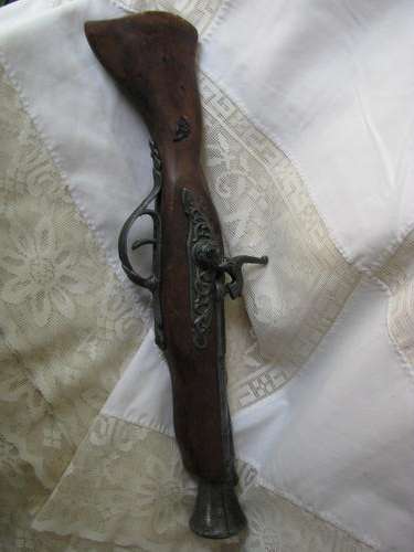 A VINTAGE  DISPLAY  GUN  (2)....NO DAMAGE...GOOD CONDITION