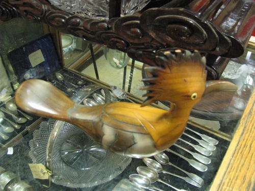 A PRETTY CARVED WOODEN BIRD