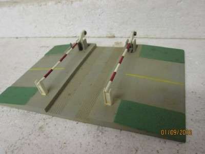 HO SCALE : JOUEF LEVEL CROSSING - LOT 866J