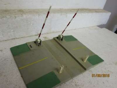 HO SCALE : JOUEF LEVEL CROSSING - LOT 866J